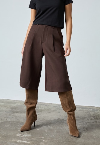 SISTERS POINT Wide leg Παντελόνι πλισέ 'GREAT-L.SHO2' σε καφέ: μπροστά
