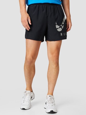 NIKE Regular Sportshorts in Schwarz: predná strana