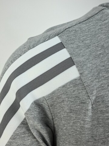 Maglietta 'T-shirt Nike Sportswear Future Icons 3' di ADIDAS in grigio