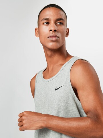 NIKE - Ajuste regular Camiseta funcional en gris