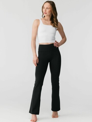 Top ' Tommy ' di Girlfriend Collective in bianco