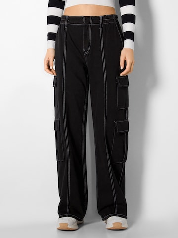 Bershka Wide leg Cargo Jeans in Black: front