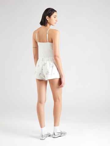 HOLLISTER - regular Pantalón plisado en blanco