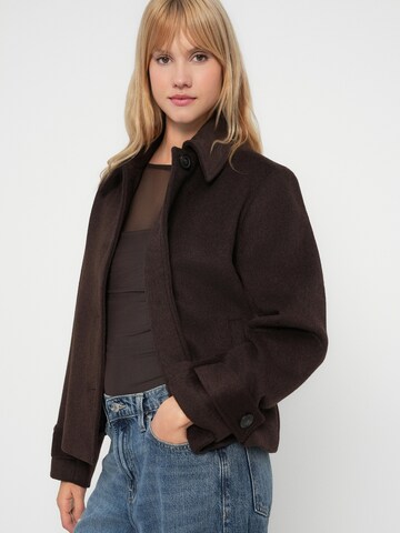 Abercrombie & Fitch Prehodna jakna | rjava barva