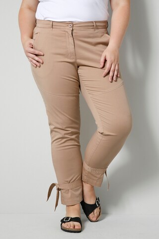 Sara Lindholm Tapered Chino Pants in Brown: front