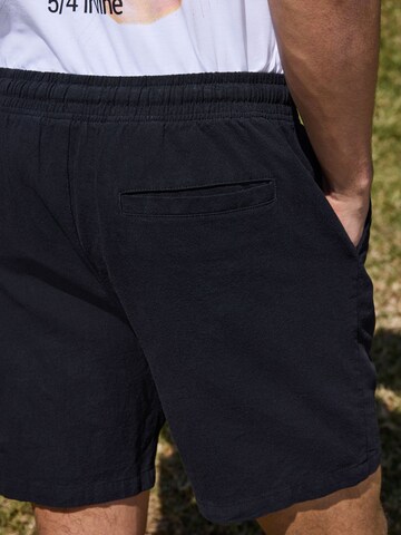 Next Loosefit Shorts in Schwarz