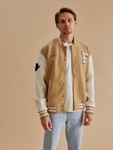 DAN FOX APPAREL Tussenjas 'Gerrit' in Beige: voorkant