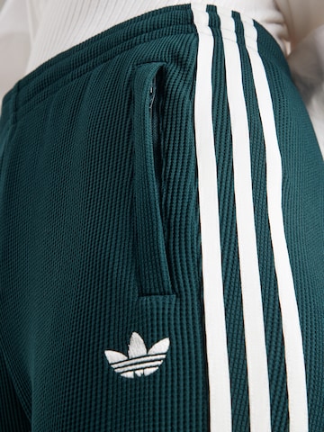 ADIDAS ORIGINALS Rozšírený strih Nohavice - Zelená