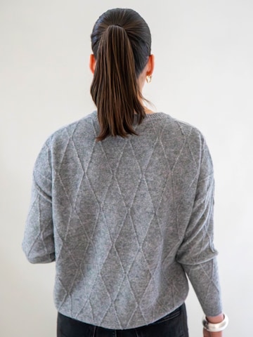WEARABLE STORIES Pullover 'Manou' in Grau