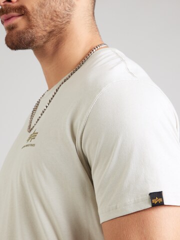 ALPHA INDUSTRIES Футболка в Серый