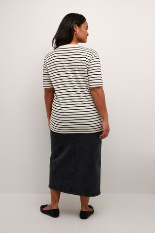 Tricou 'Winni' de la KAFFE CURVE pe alb