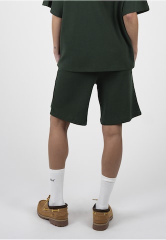 Prohibited Regular Shorts in Grün