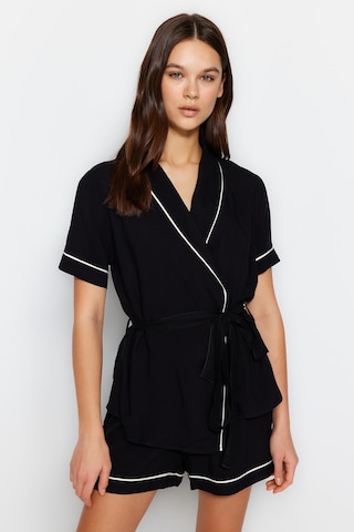 Pantaloni scurți de la Trendyol pe negru: față