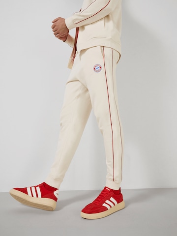 FC BAYERN MÜNCHEN Regular Sweatpant Essentials in Weiß