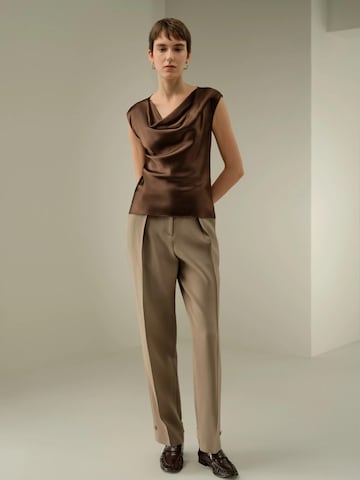 Lilysilk Blouse 'Ärmelloses Top mit Wasserfallkragen' in Bruin