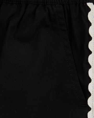 WE Fashion Ohlapna forma Hlače | črna barva