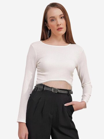 Bigdart Shirt in White: front