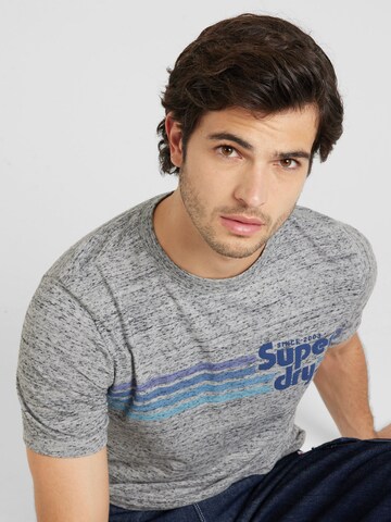 Superdry - Camiseta 'Terrain' en gris