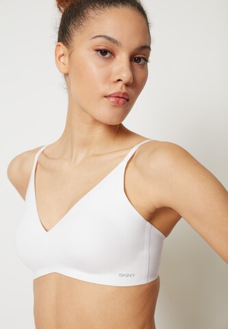 T-shirt Reggiseno di Skiny in bianco