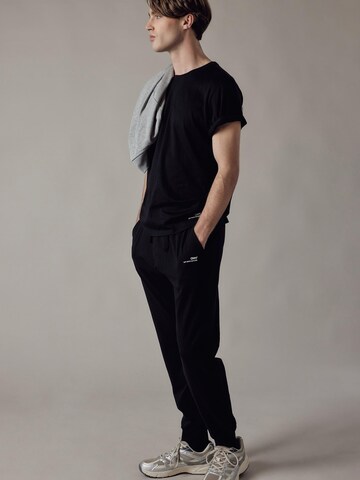 regular Pantaloni 'Joggers in Jersey' di OWN Off With Nature in nero: frontale