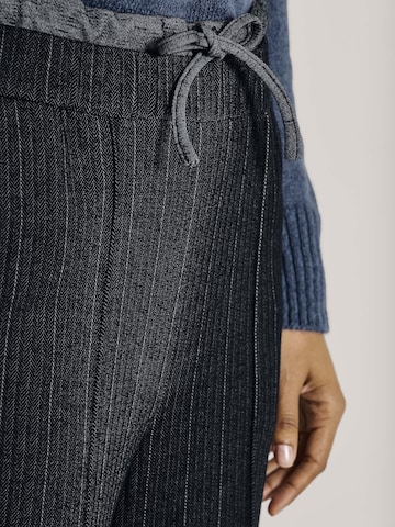 MADELEINE Loosefit Broek in Blauw