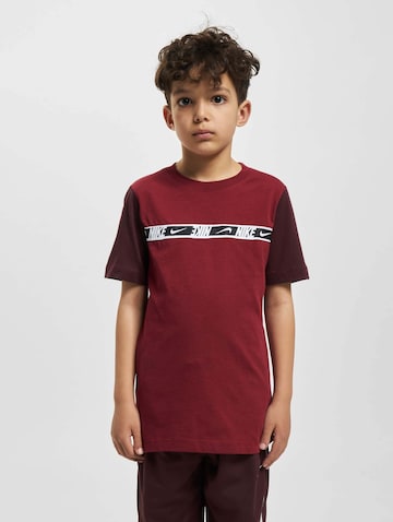 T-Shirt 'Repeat' Nike Sportswear en rouge : devant