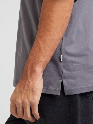 Maglietta 'JJECHARGE' di JACK & JONES in grigio