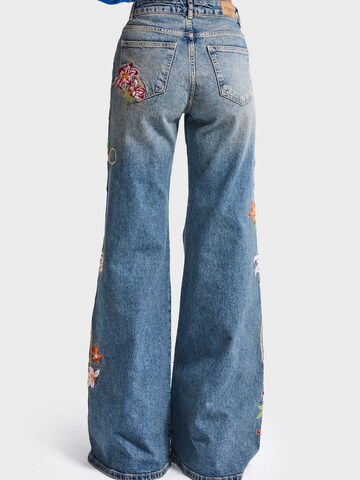 IT'S BASIC - Bootcut Vaquero 'EMBROIDERY FLARE MID RISE JEANS' en azul