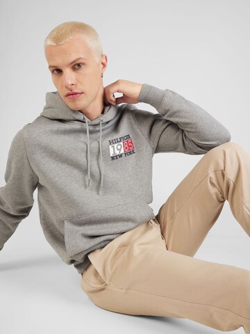 TOMMY HILFIGER Sweatshirt 'NEW YORK FLAG' in Grau