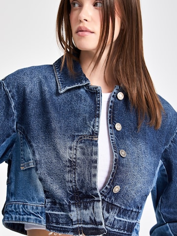 Veste mi-saison 'Cropped Denim Jacket' IT'S BASIC en bleu