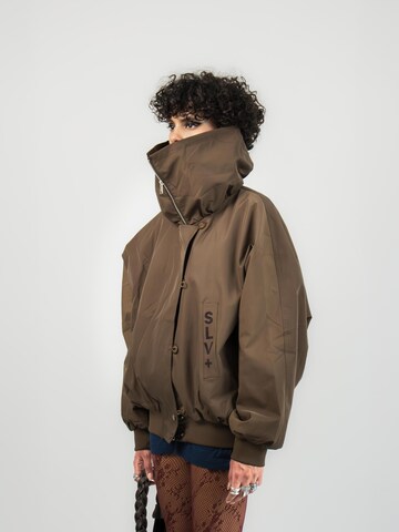 STILL ALIVE - Casaco de inverno 'High-Collar' em castanho