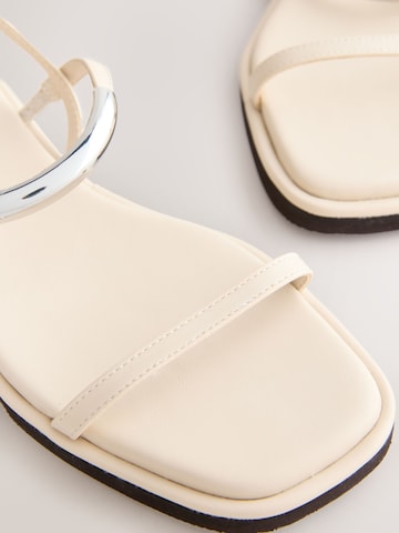 Next - Sandalias con hebilla 'Forever Comfort®' en blanco