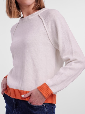 Pull-over 'NISTRA' PIECES en blanc