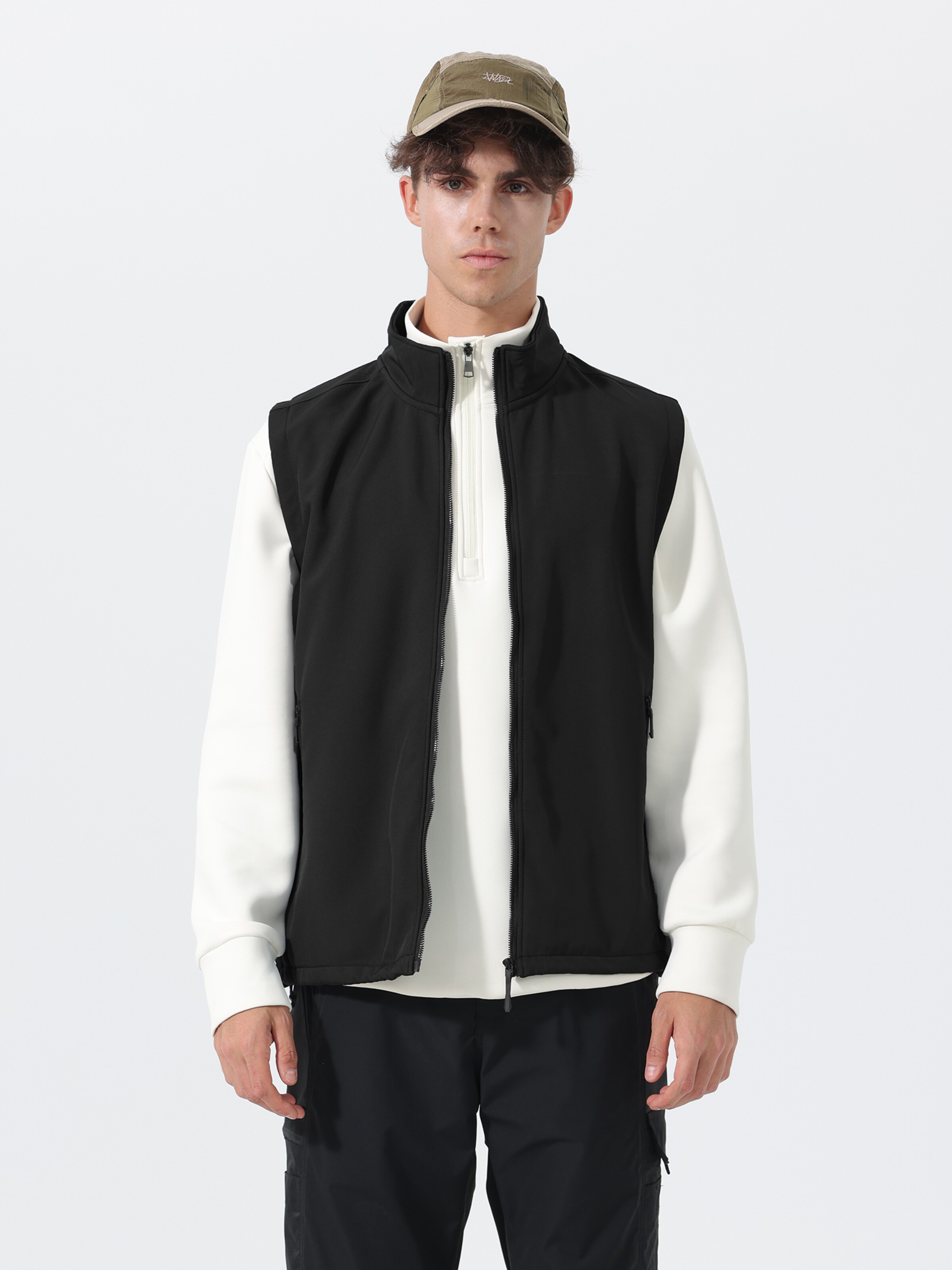 Youthup Vest in Black: front