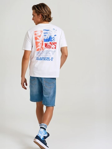 Tricou de la Funky Buddha pe alb