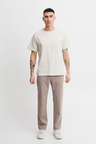 !Solid Regular Chino Pants in Brown