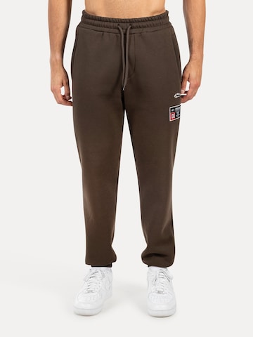 Smilodox Tapered Trousers ' Rayk ' in Brown: front