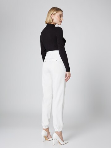 Guido Maria Kretschmer Women - Tapered Pantalón plisado 'Nicola ' en blanco: atrás