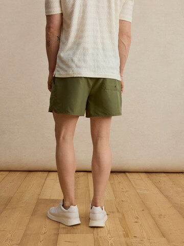 DAN FOX APPAREL Шорти за плуване 'Faris' в зелено