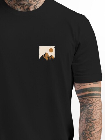 Neverless Shirt 'Mointain Badge' in Schwarz