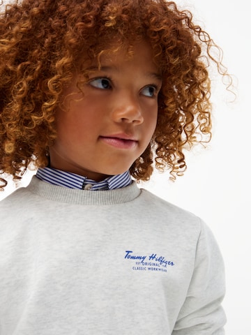 TOMMY HILFIGER Sweatshirt 'Essential' in Grijs: voorkant