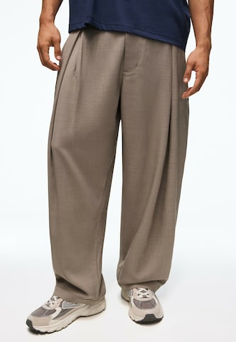 Bershka Baggy Pleat-Front Pants in Beige: front