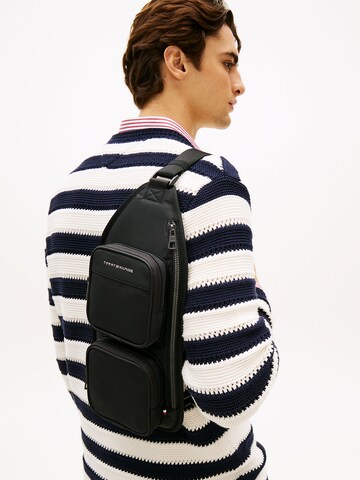TOMMY HILFIGER Umhängetasche in Schwarz