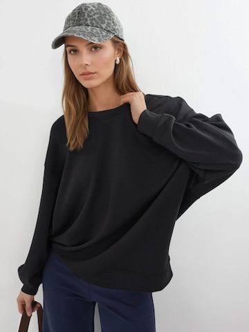 Busem Sweatshirt in Zwart: voorkant