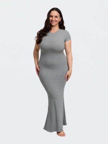 cfab Klänning 'Ribbed T-Shirt Maxikleid' i grå: framsida