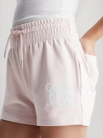 Regular Pantalon Calvin Klein Jeans en rose