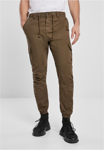 Effilé Pantalon cargo Urban Classics en marron : devant