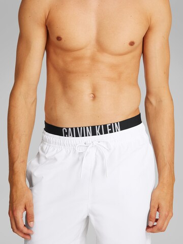 Pantaloncini da bagno di Calvin Klein Swimwear in bianco