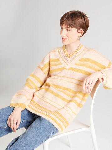 Monki Oversized sweater in Yellow: front