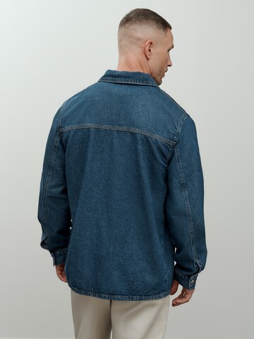DAN FOX APPAREL - Ajuste regular Camisa 'Essential' en azul